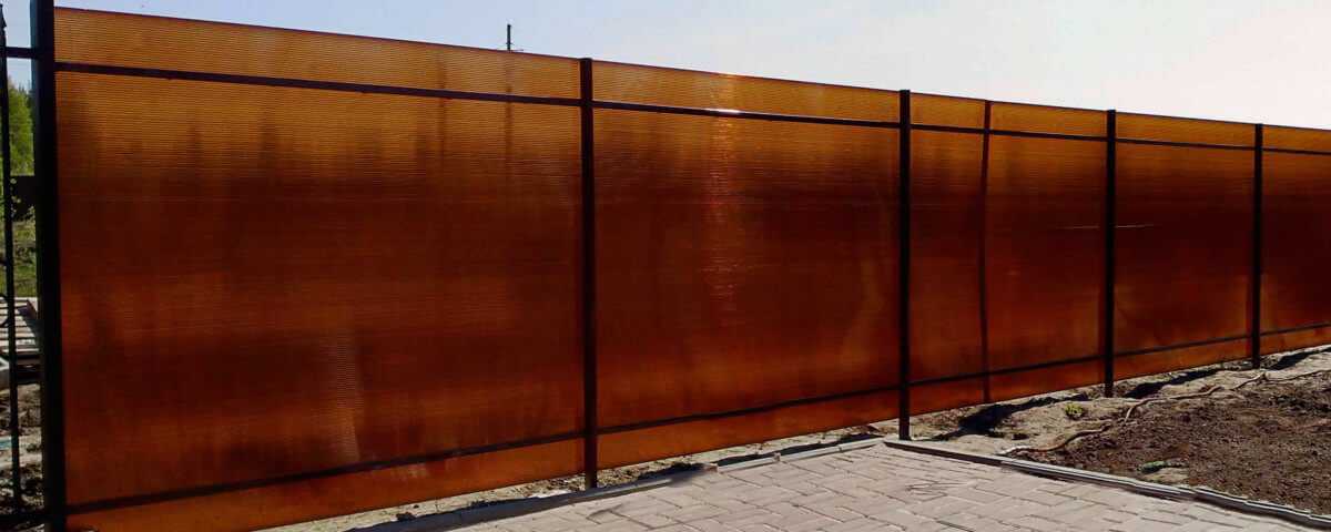 Монтаж забора из поликарбоната под ключ в Кемерово